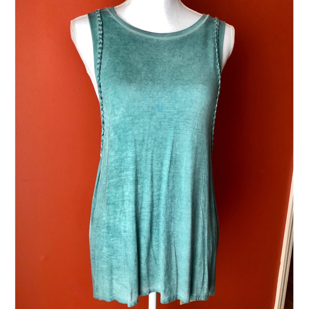 SLEEVELESS GREEN TANK W/SLIGHT DISTRESSED LOOK.